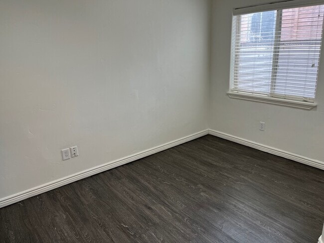 Building Photo - Fantastic Murray 3 Bedroom Townhome!