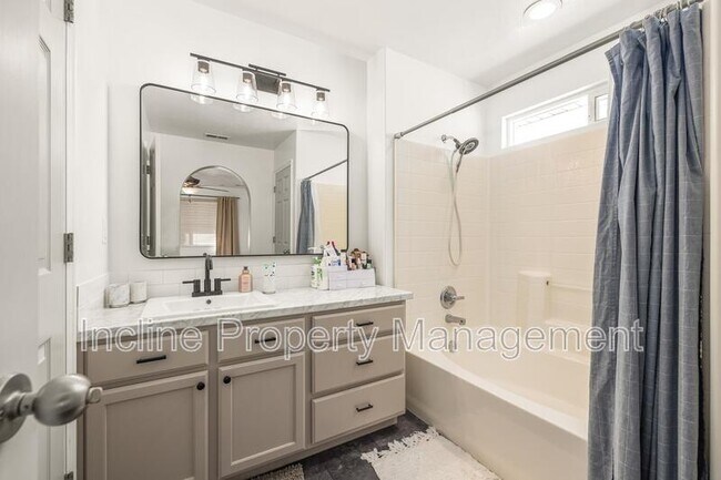 Building Photo - 702 Durham Dr