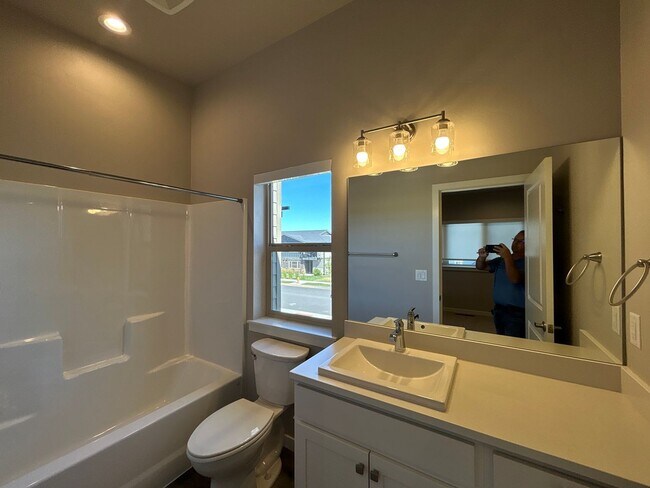 Building Photo - 2 Bedroom Townhouse in SW Redmond