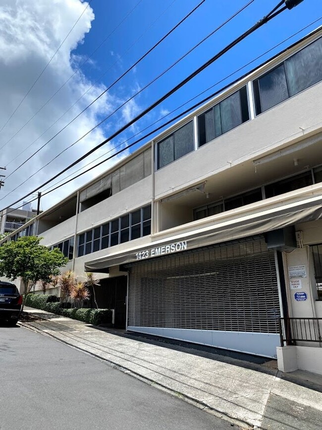 Building Photo - Emerson Court, Punchbowl Makiki 2 bedroom 1 ba 1 parking pet negotiable 20 lbs less