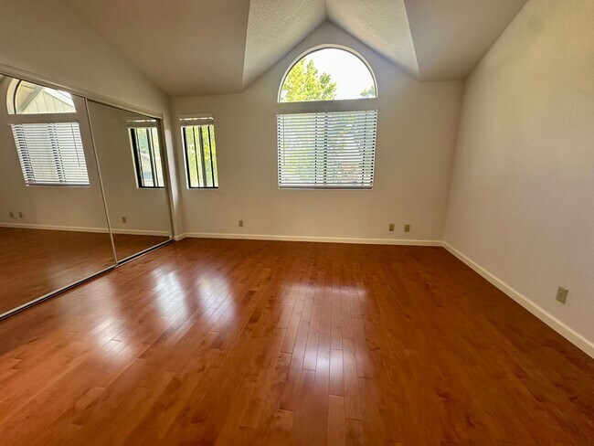 Building Photo - 2 bedroom, 2.5 bathroom townhouse with pri...