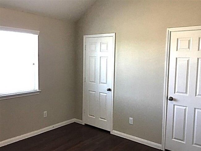 Building Photo - 4 Mira Loma Dr