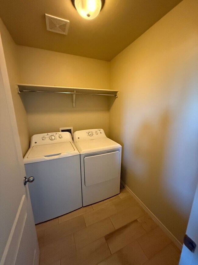 Building Photo - Charming 3BD/2.5BA with Garage in Legends West - Available Now!