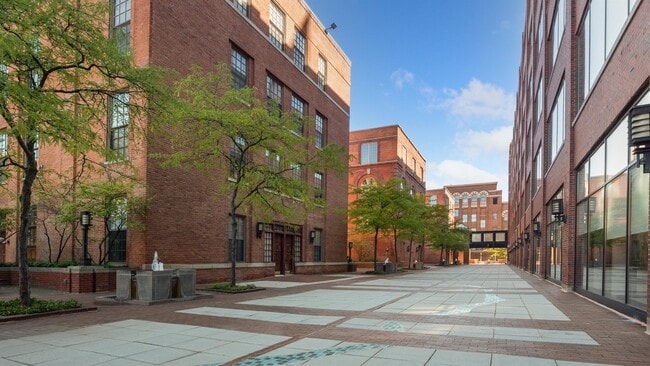 Building Photo - 200 River Pl Dr