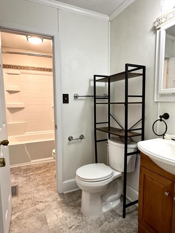 Building Photo - 246 Azalea Dr