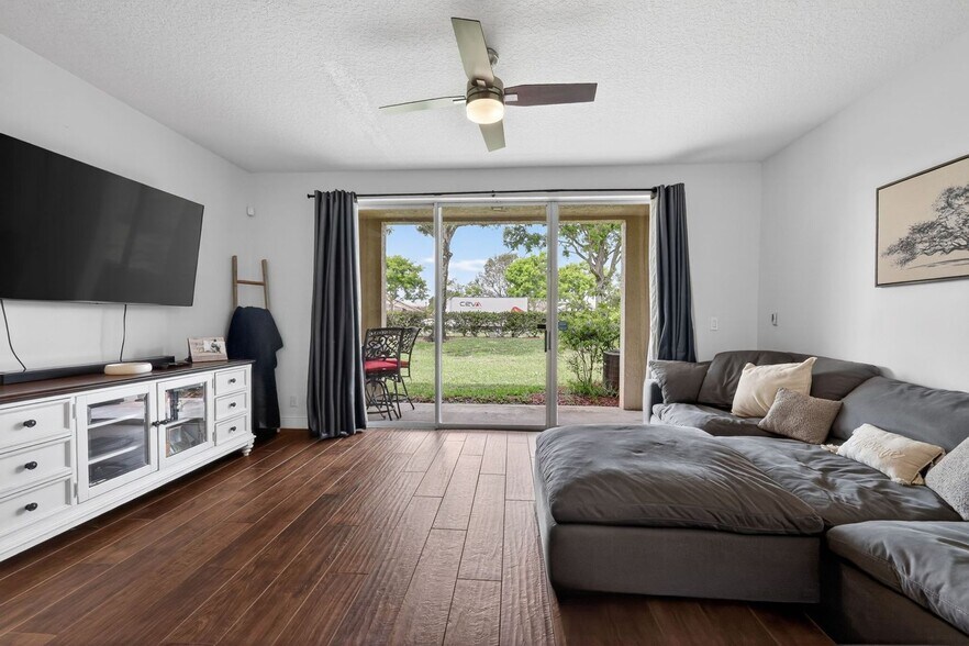 Building Photo - 8023 Bellagio Ln