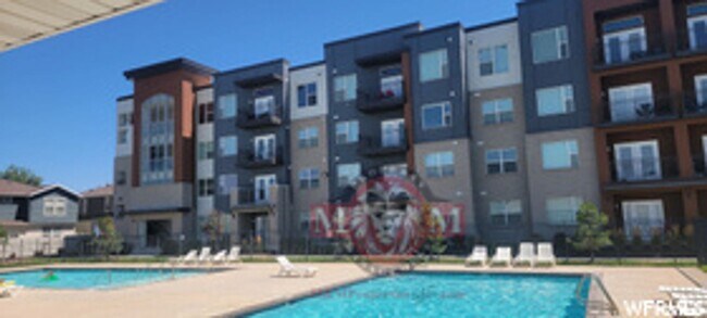 Building Photo - Great Ground-Level 3 Bed 2 Bath Sandy Condo!