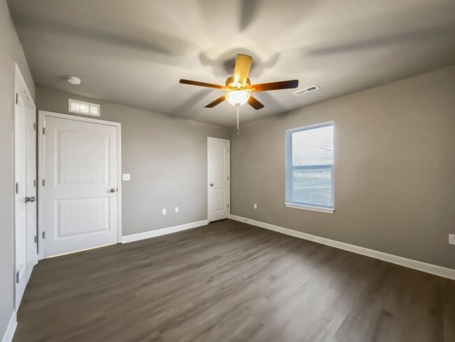 Building Photo - Updated 3-Bed, 2-Bath Ranch Townhome with Garage in Blue Springs