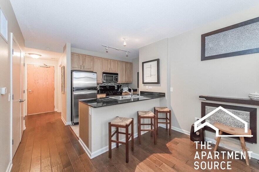 Building Photo - 353 N Desplaines St