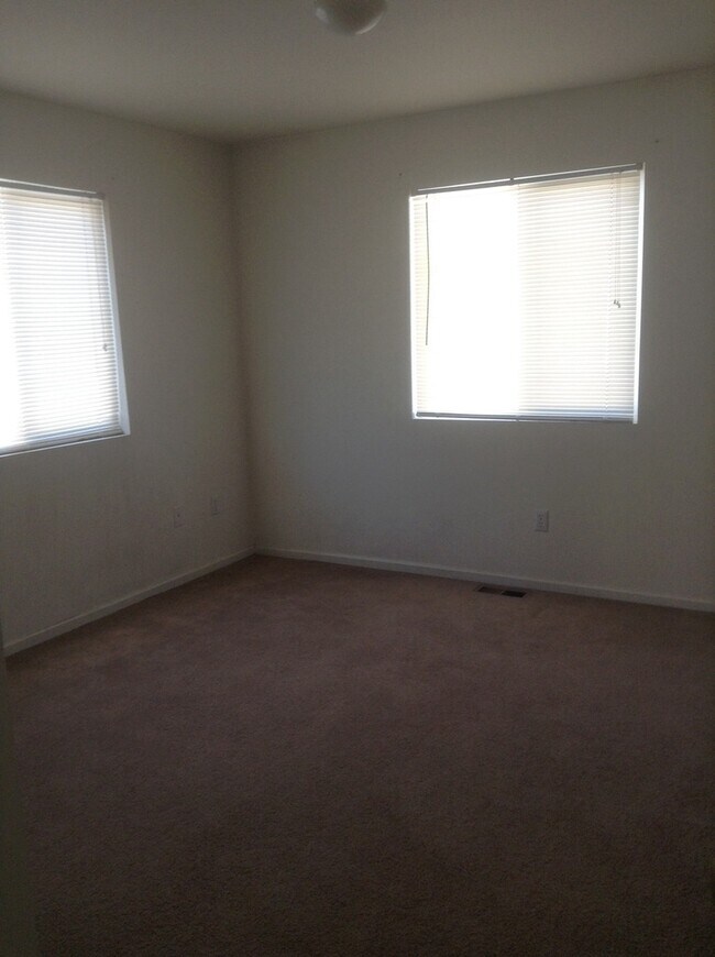 Building Photo - DOG FRIENDLY, 3 BEDROOM, 2.5 BATHROOM SOUTH PARK TOWNHOUSE