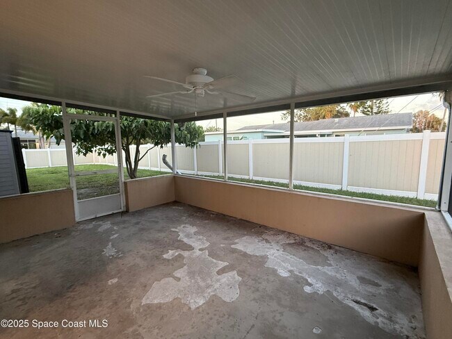 Building Photo - 1170 Molaki Dr