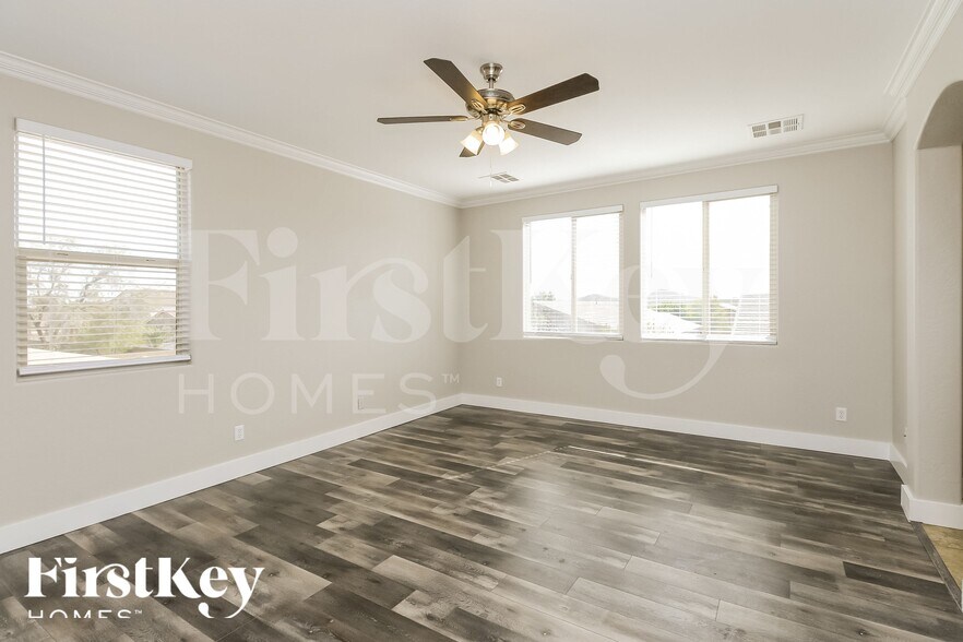 Building Photo - 837 E Cierra Cir