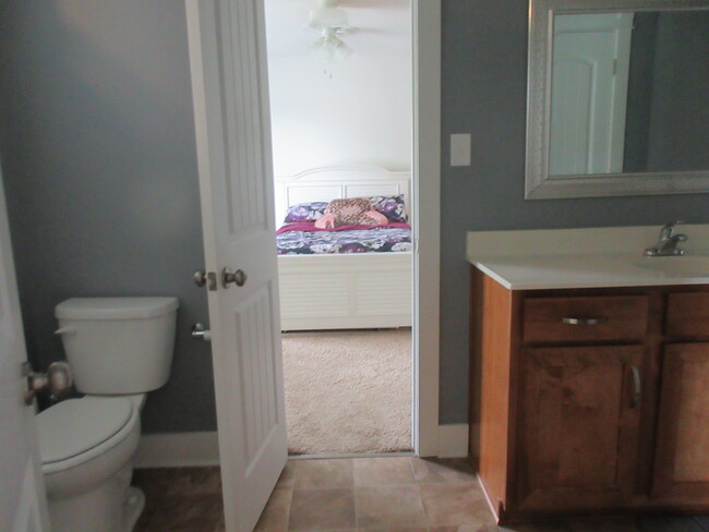 upstairs bath - 8445 Colemanden Dr