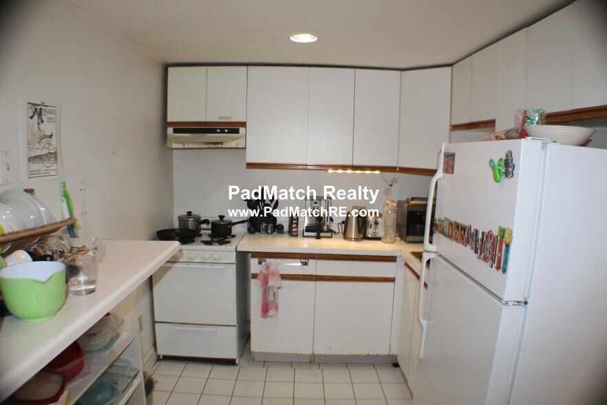 Building Photo - 208 Kelton St