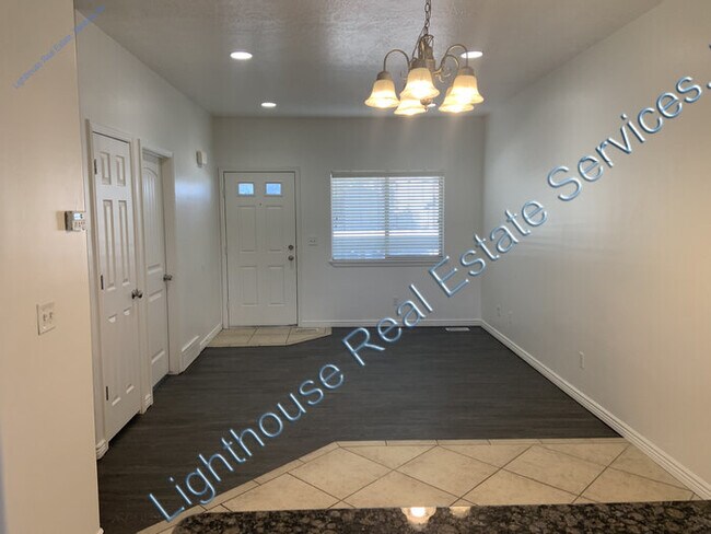 Building Photo - Fantastic Murray 3 Bedroom Townhome!