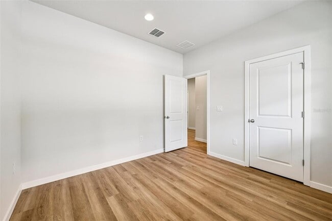 Building Photo - 536 E Beresford Ave