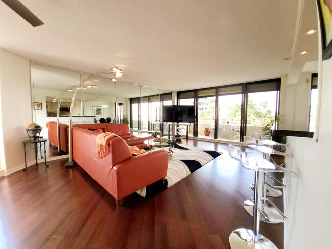 Building Photo - 5950 Pelican Bay Plaza S