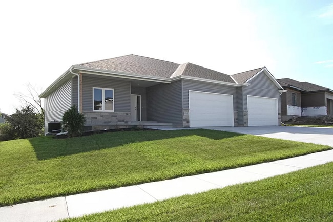 Building Photo - Beautiful 5 Bed/3 Bath House Available February 1st, 2026!