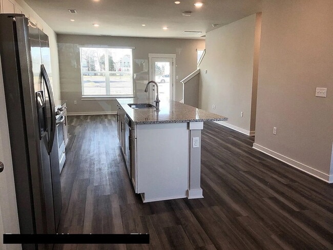 Building Photo - "Charming 3-Bed Townhouse with Granite Acc...