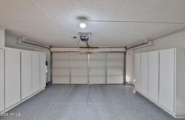 Building Photo - 10421 E Silvertree Dr