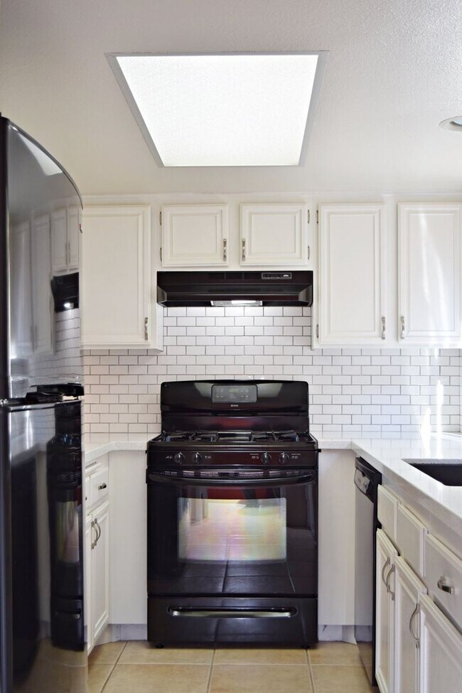 Building Photo - Modern 2 Bed 2.5Bath Townhome with Garage, Balconies & In-Unit Laundry in Linda Vista