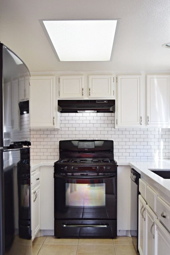 Building Photo - One Week Free Special! Modern 2 Bed 2.5Bath Townhome with Garage, Balconies & In-Unit Laundry in ...
