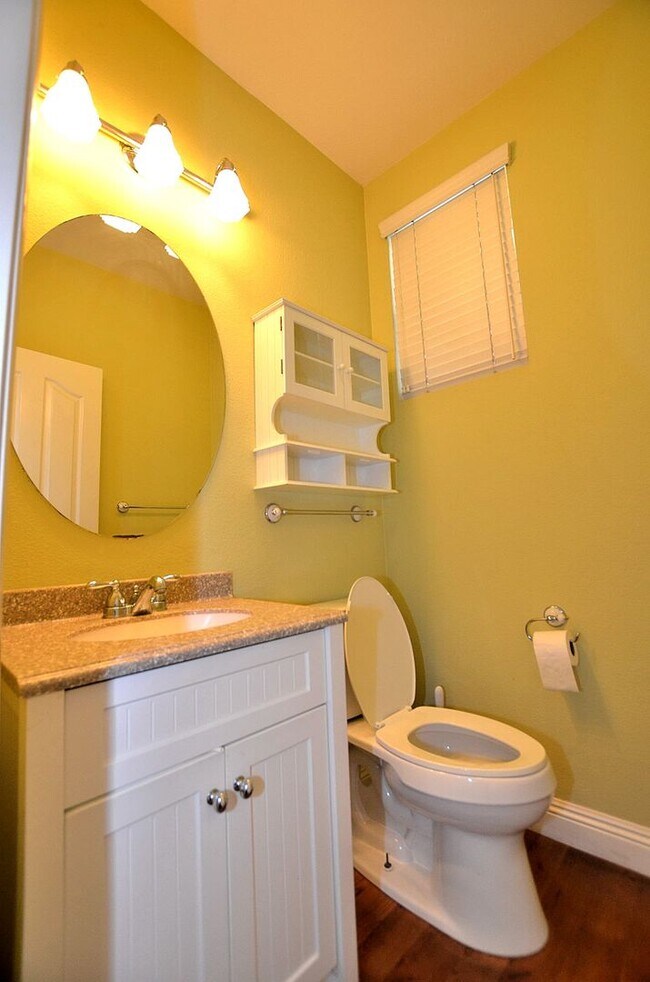 Building Photo - 4Br/3-1/2 bathroom Home