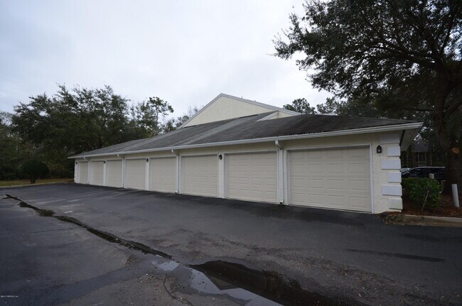 Building Photo - 13715 Richmond Park Dr N