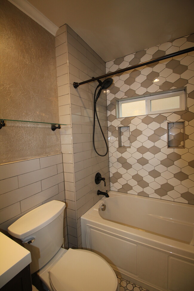 bathroom - 2600 E St