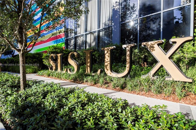 Building Photo - 801 S Miami Ave