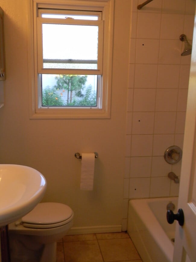 Building Photo - 332 E Oakmont Ave