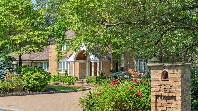 Building Photo - 787 Peach Tree Ln