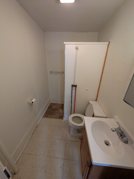 Building Photo - 324 N Dewey St