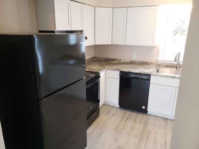 Building Photo - SPACIOUS 3 BEDROOM 2 BATH AVAILABLE NOW!!