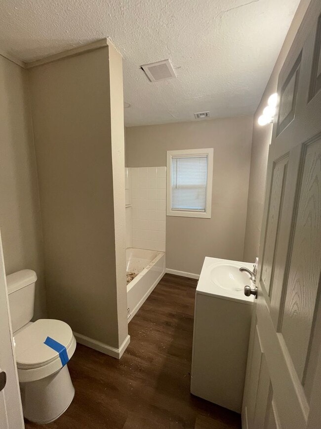 Building Photo - 3 Bedroom 2 Bath Home For Rent