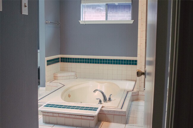 Building Photo - 13106 Hollowcreek Park Dr