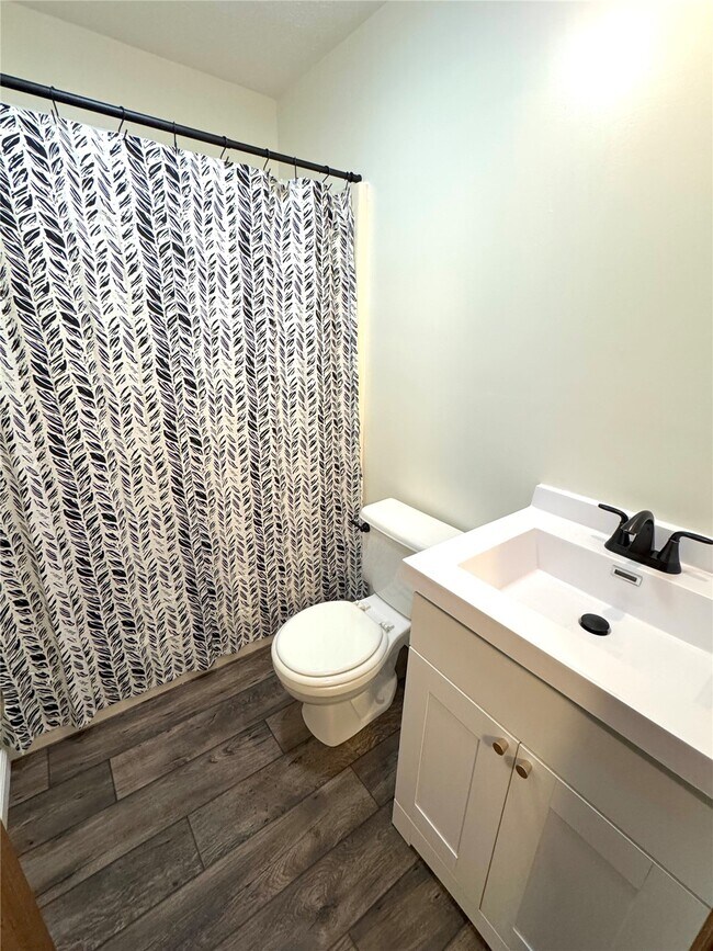 Building Photo - 1315 Main St