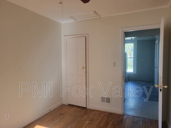 Building Photo - 305 E Doty Ave