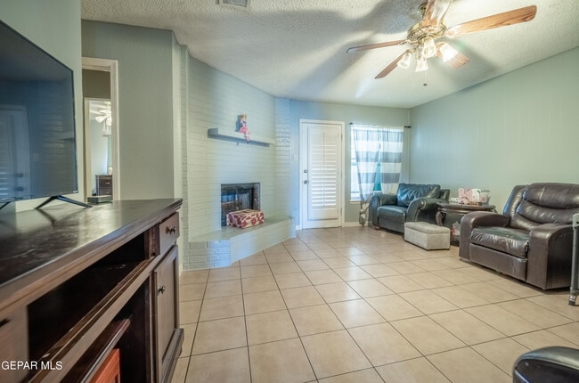 Building Photo - 2624 Lake Victoria Dr