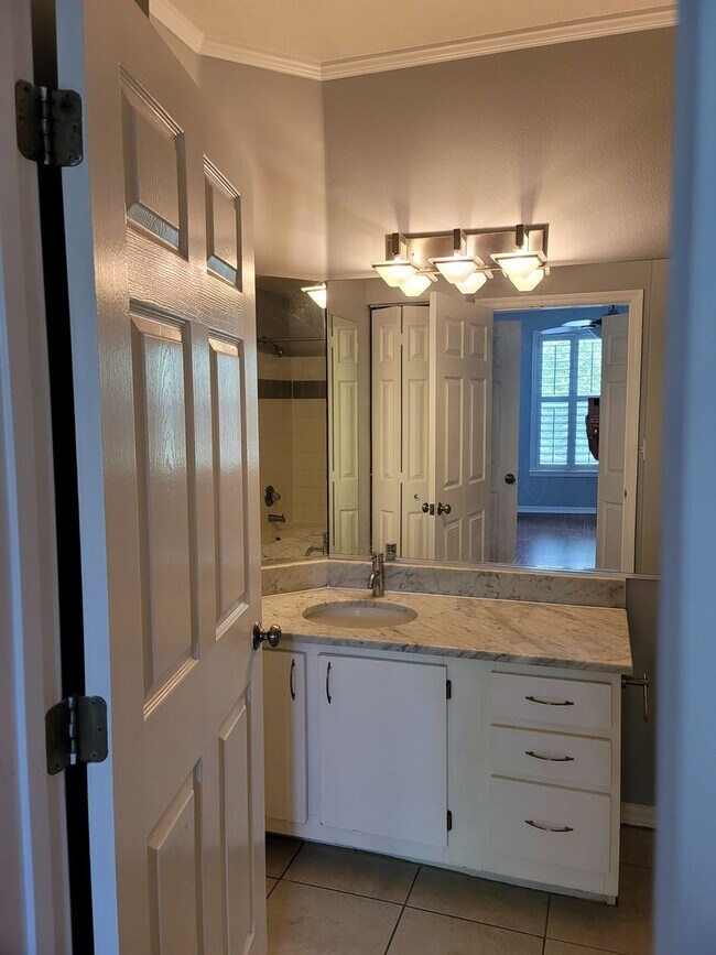 Building Photo - Nice Condo at The Pinnacle in Carrollwood!...