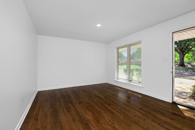 Building Photo - 3 bedroom, 2 bath recently renovated in So...