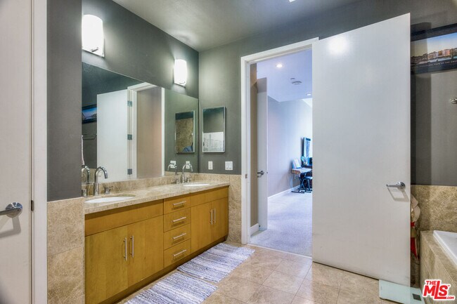 Building Photo - 3223 W 6th St