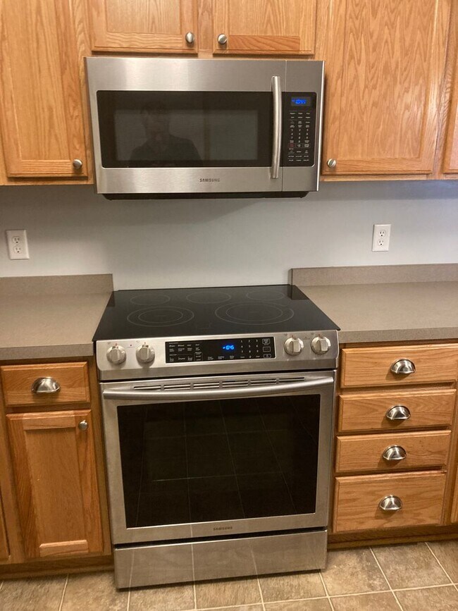 Building Photo - Flexible Lease term if you want a short lease?! ALL NEW PLANK FLOORING, CARPET, AND PAINT!