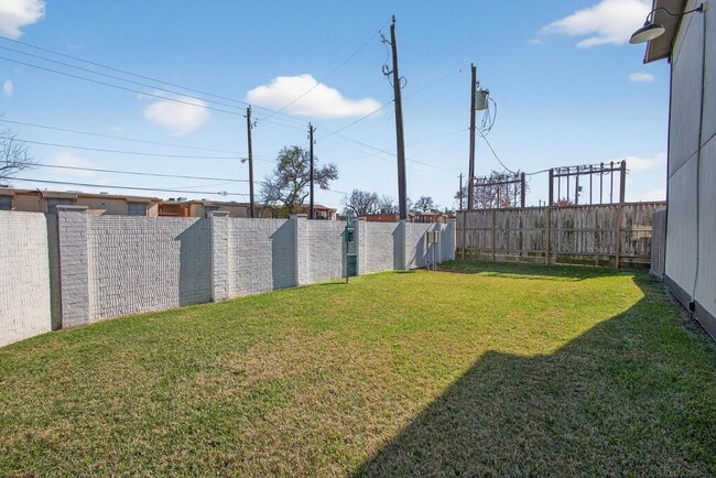 Building Photo - 1221 Cedar Post Ln