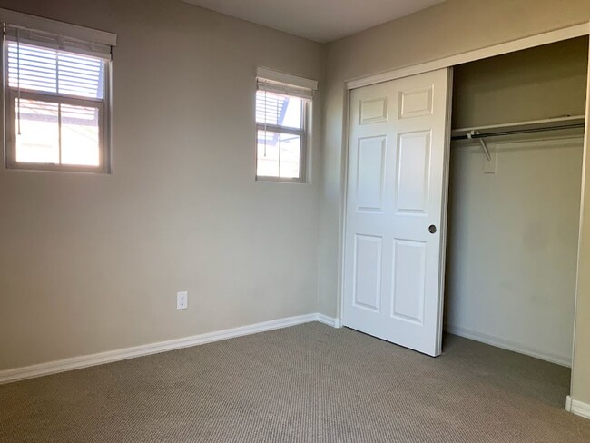 Building Photo - 4 BEDROOM PLUS LOFT, BUILT IN BBQ WITH COMMUNITY POOL