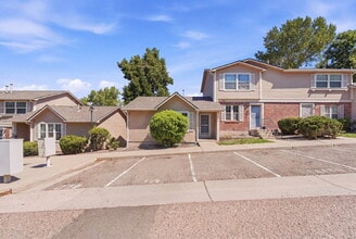 Building Photo - $1,295.95 1 bed, 1 bathroom, located in Aurora with a washer and dryer.