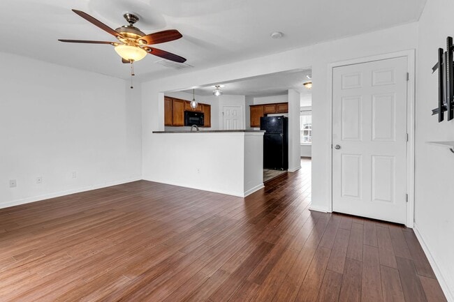 Building Photo - Townhome close to Brentwood and Antioch -A...