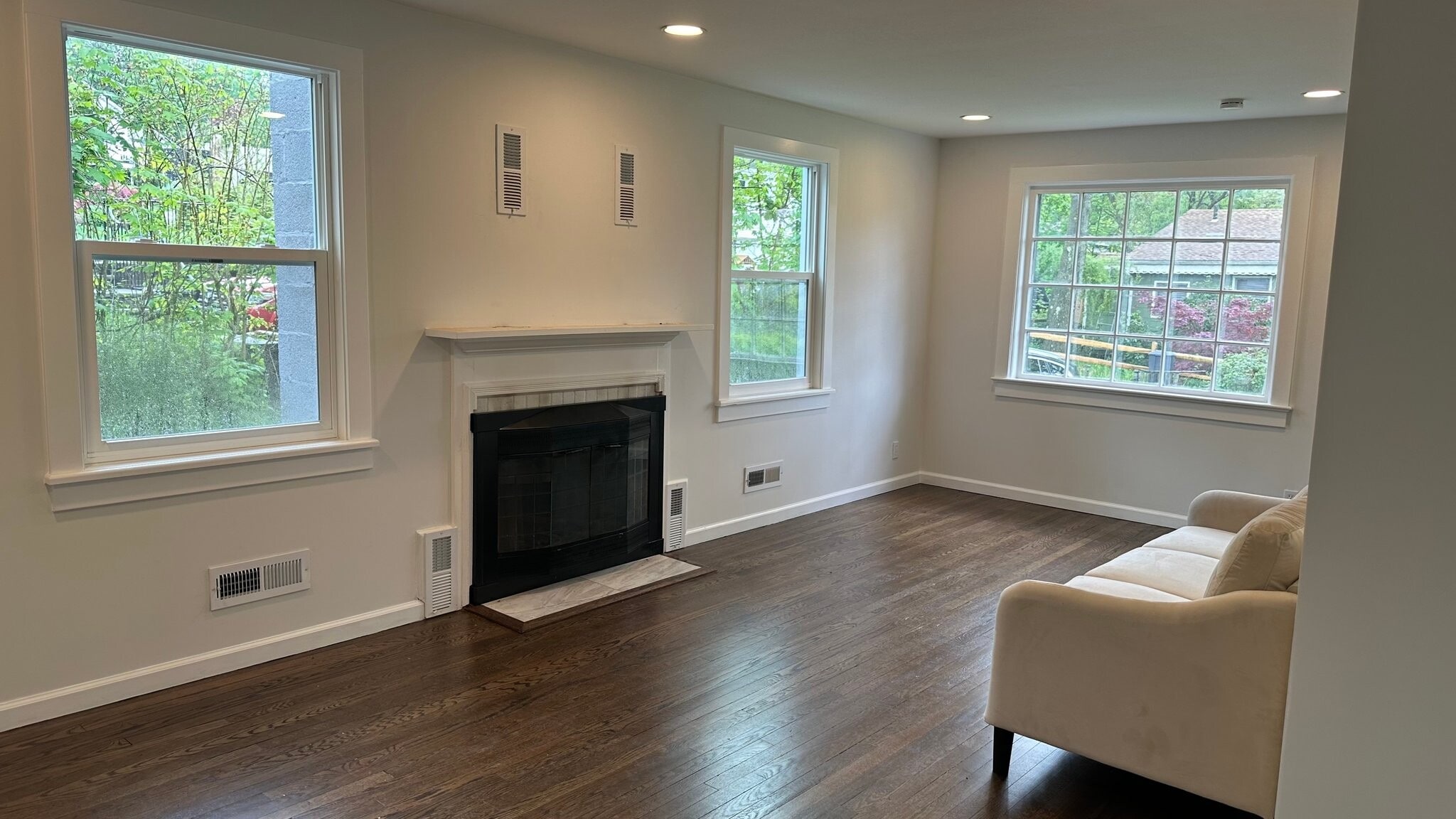 Building Photo - 10 Maple Way