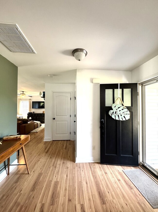 Building Photo - Minutes to the Beach! Conveniently located between Jacksonville & Wilmington