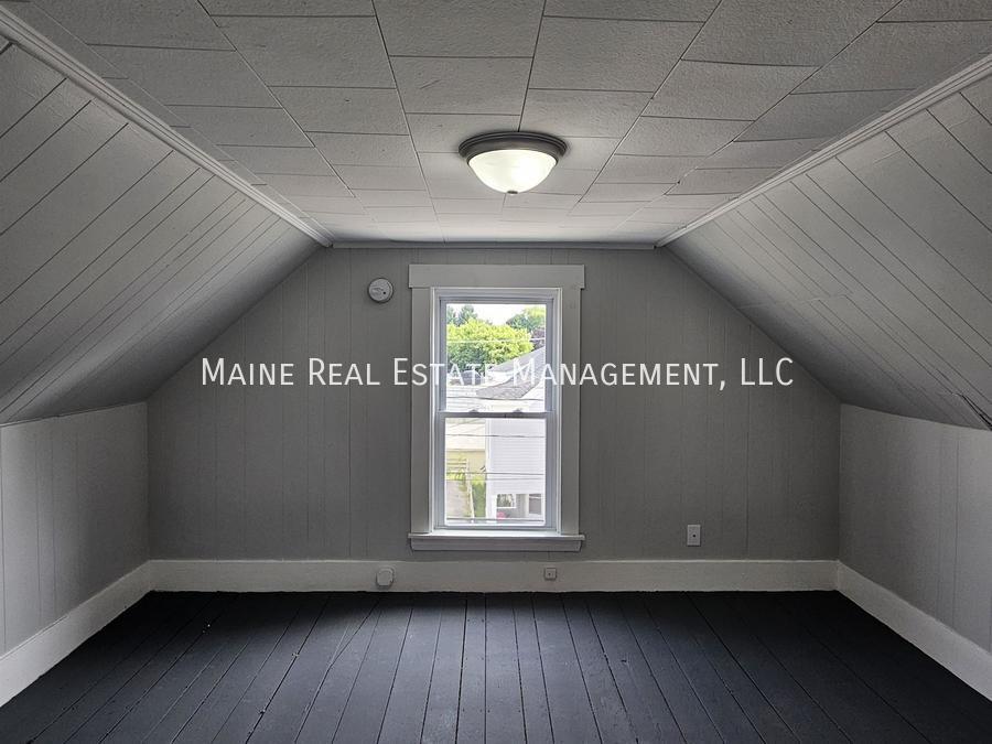 Building Photo - 27 Elm St